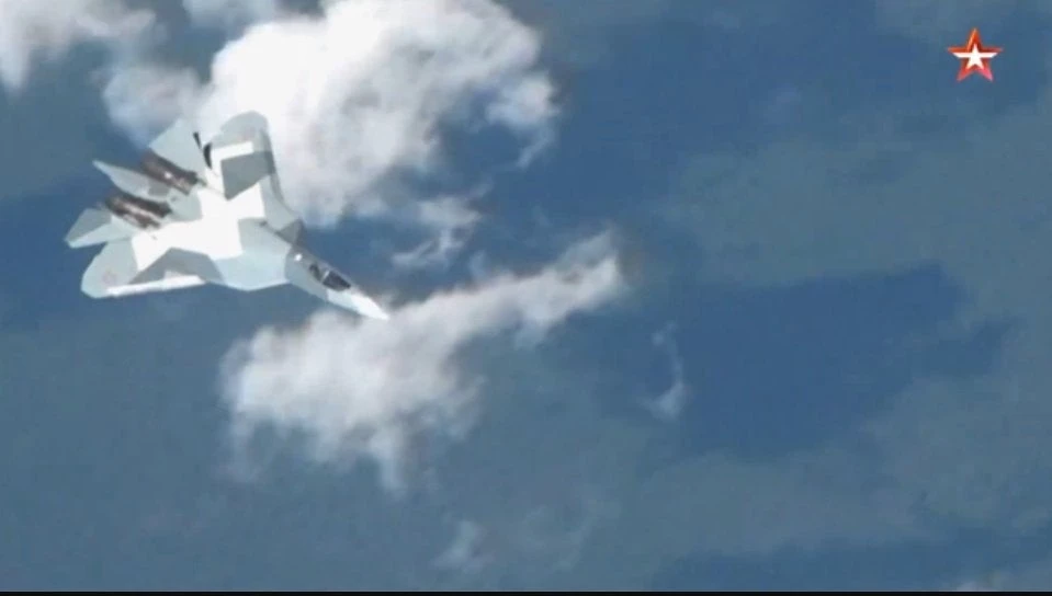 Su-57: Πρεμιέρα για το υπερηχητικό «φάντασμα» του Πούτιν – Εντυπωσιακά πλάνα και μανούβρες σε μεγάλο ύψος (βίντεο)